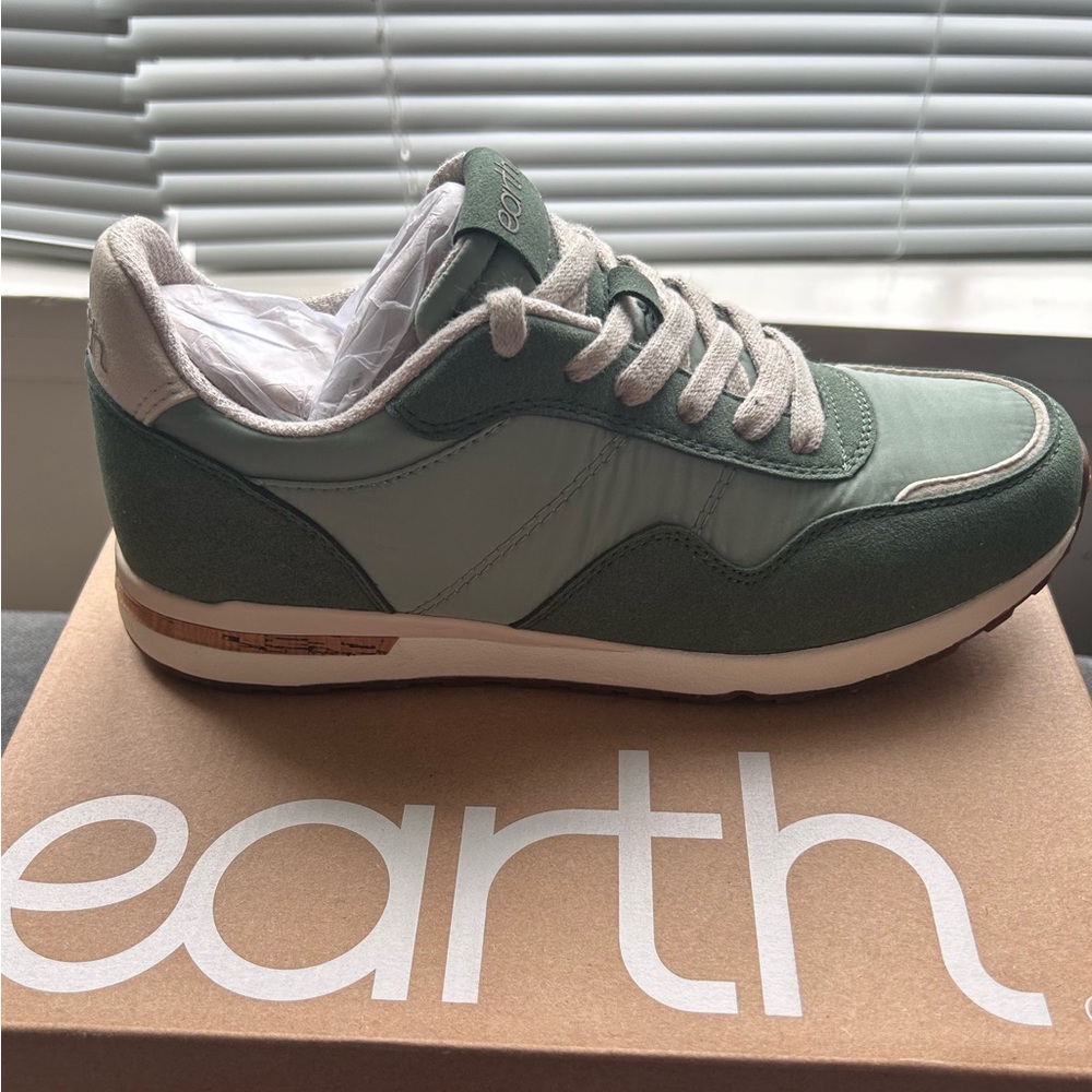 Earth 

Maren Casual Lace-Up Sneakers